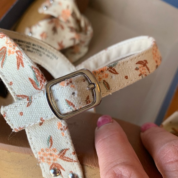 Universal Thread, women’s sandals, small heel, size 6 1/2, cute floral pattern - Picture 13 of 15